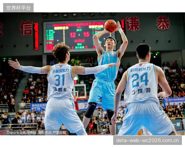 周琦在与王哲林的内线对决中完全下风，北京队禁区防守形同虚设。